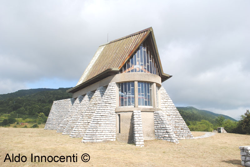 LA CROCE: SACRARIO DEI CADUTI DELLA GARFAGNANA 4' IMMAGINE